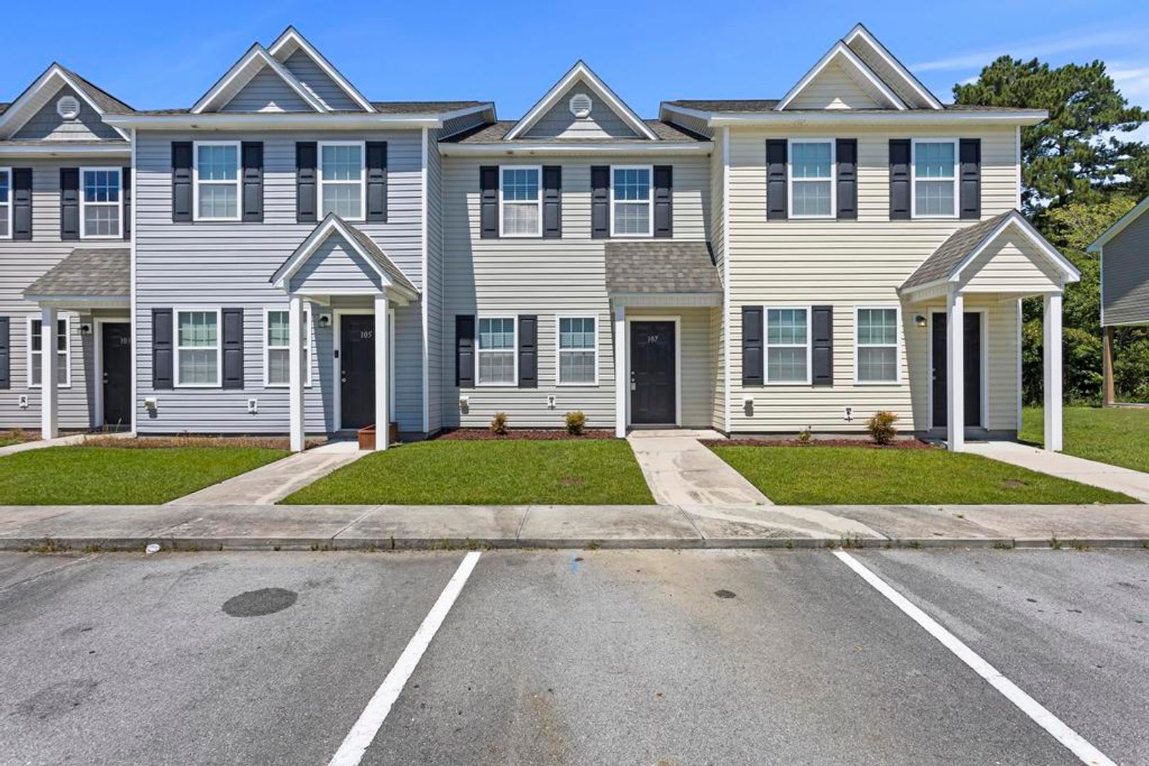 Minutes to OAJ Airport! Beautiful Townhomes! – photo 1