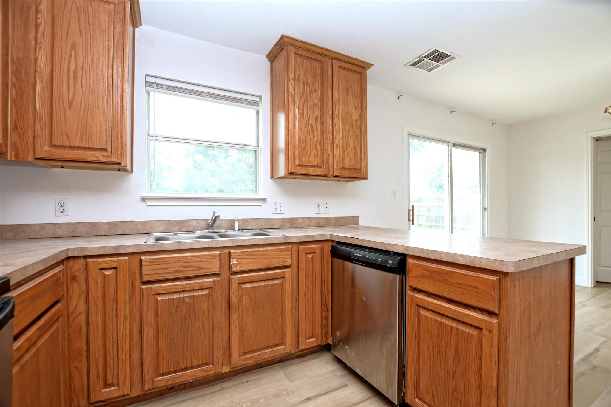 716 Honeysuckle Dr – photo 5