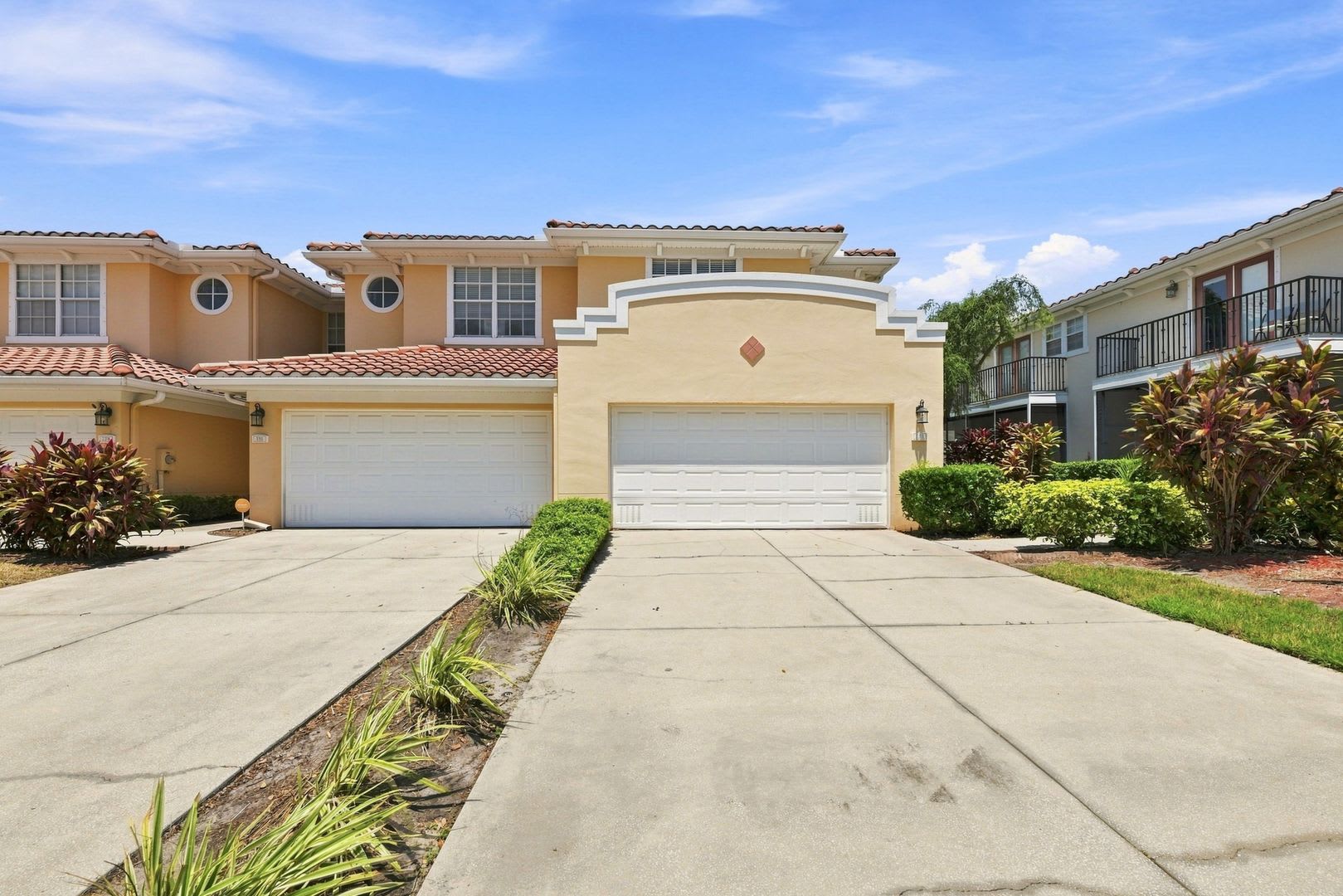 ST. PETE CORNER-UNIT TOWNHOME WITH POND VIEWS! – photo 1