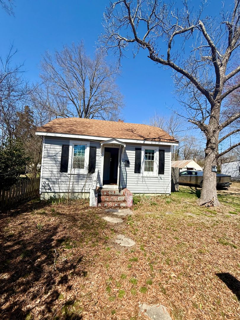 2 bedroom house in Fulton Hill; Big yard, laundry, central hvac all electric and a deck! – photo 2