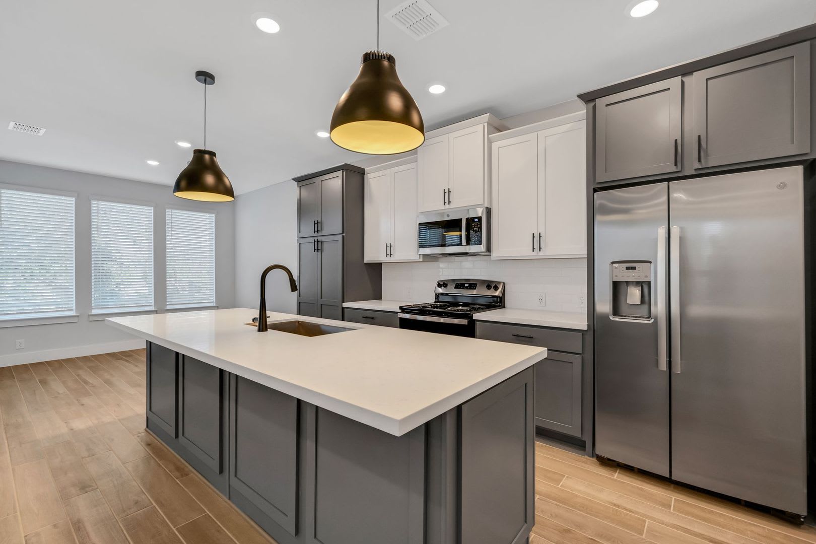 Beautiful Modern Townhome Close to Lackland! – photo 5