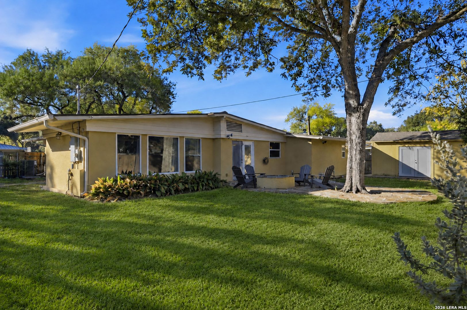 Charming 4 Bedroom Home With Spacious Living Areas In Convenient Location – photo 2