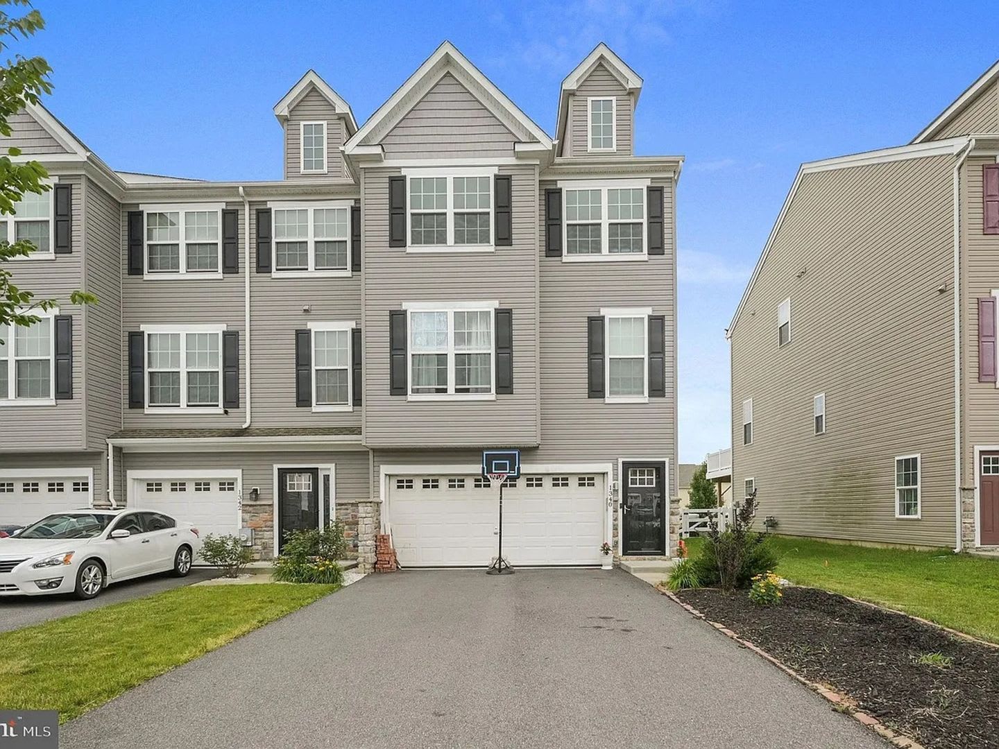 Spacious 3Br 3 5 Bath Townhome Pet Friendly Finished Basement With Full Bathroom Spacious Kitchen Stone Fireplace And 2 Decks – photo 1