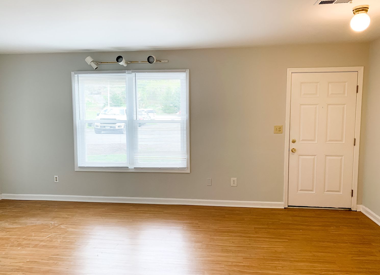 4 Bedroom 2.5 Bath Townhouse – photo 3