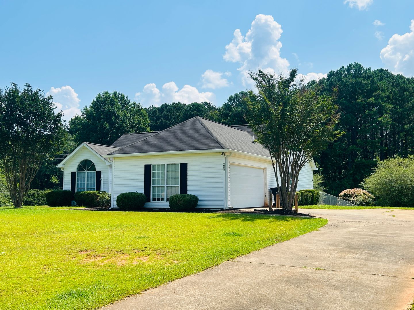 Welcome Home! Adorable 3 bedroom 2 full bathroom home in Newnan! Must see! – photo 2
