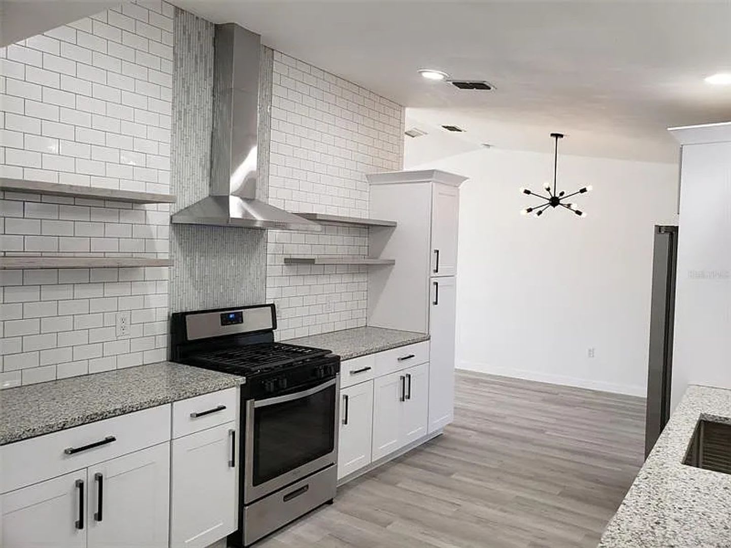 Canal Home 3 Bed 2 Bath – photo 2