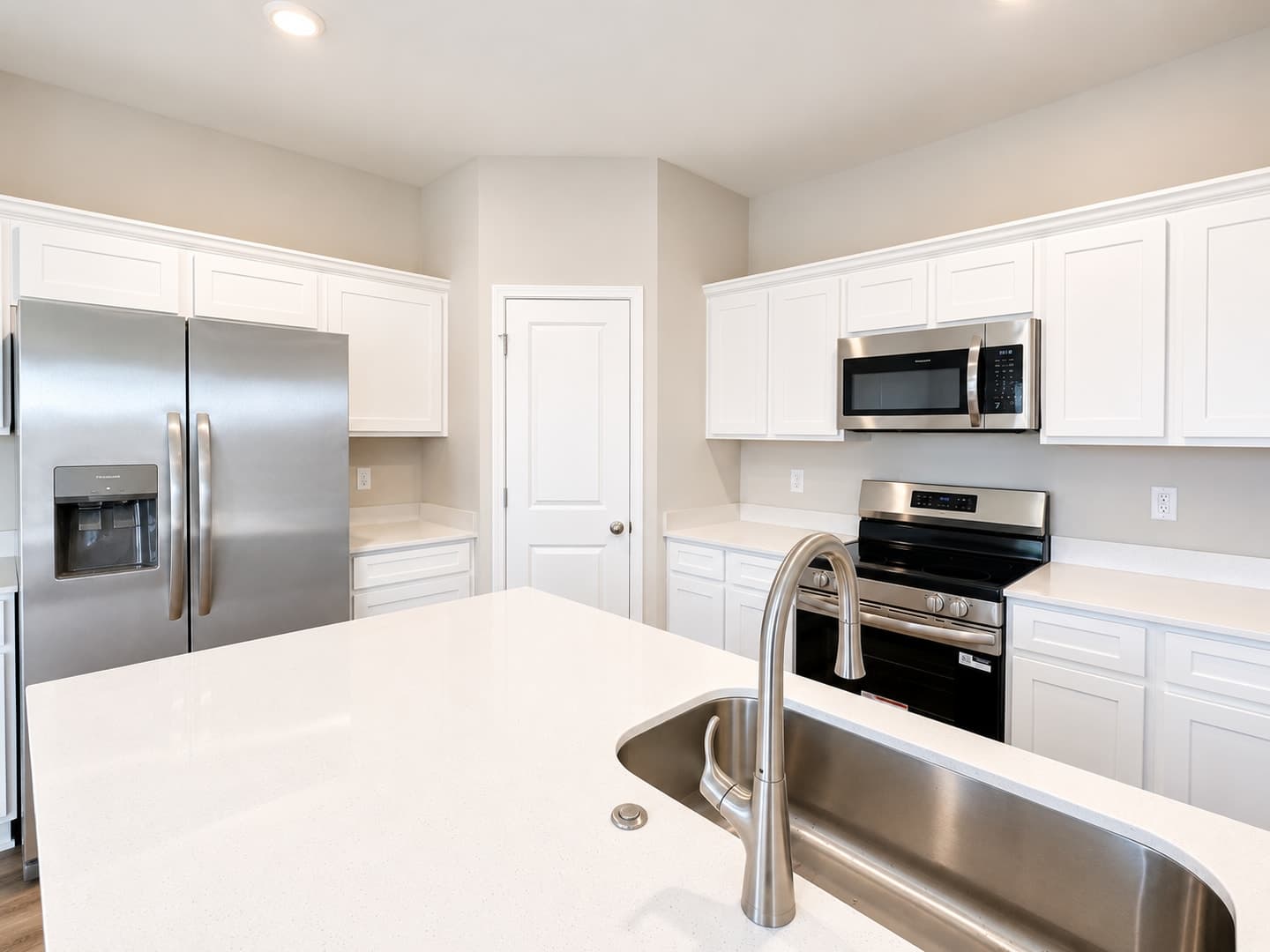 Modern Townhome With Spacious Open Floor Plan – photo 2