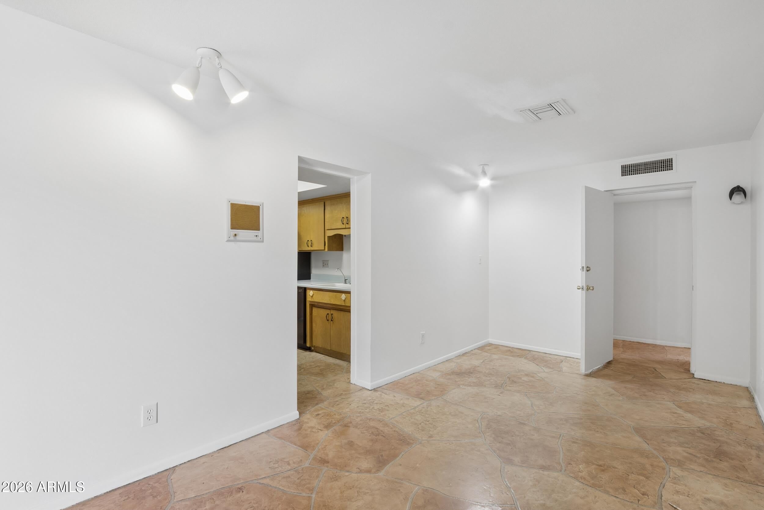 1014 E BALBOA Circle – photo 4