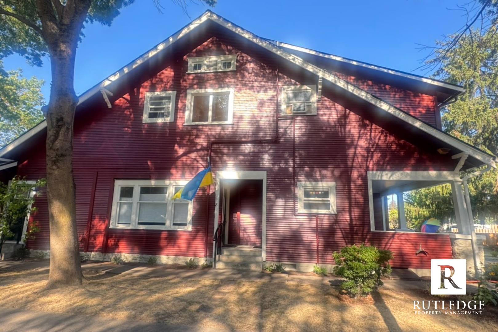 East Medford Victorian Upstairs Apartment (MOVE IN SPECIAL!) – photo 3