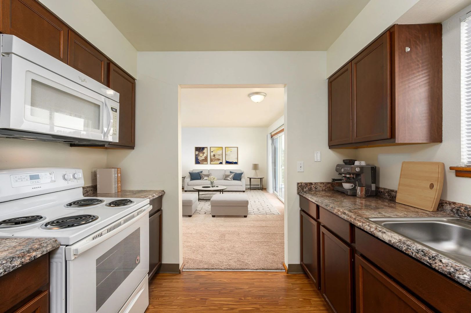2 Bed, 1 Bath- Bay view apartment near Fairhaven and Boulevard Park – photo 3