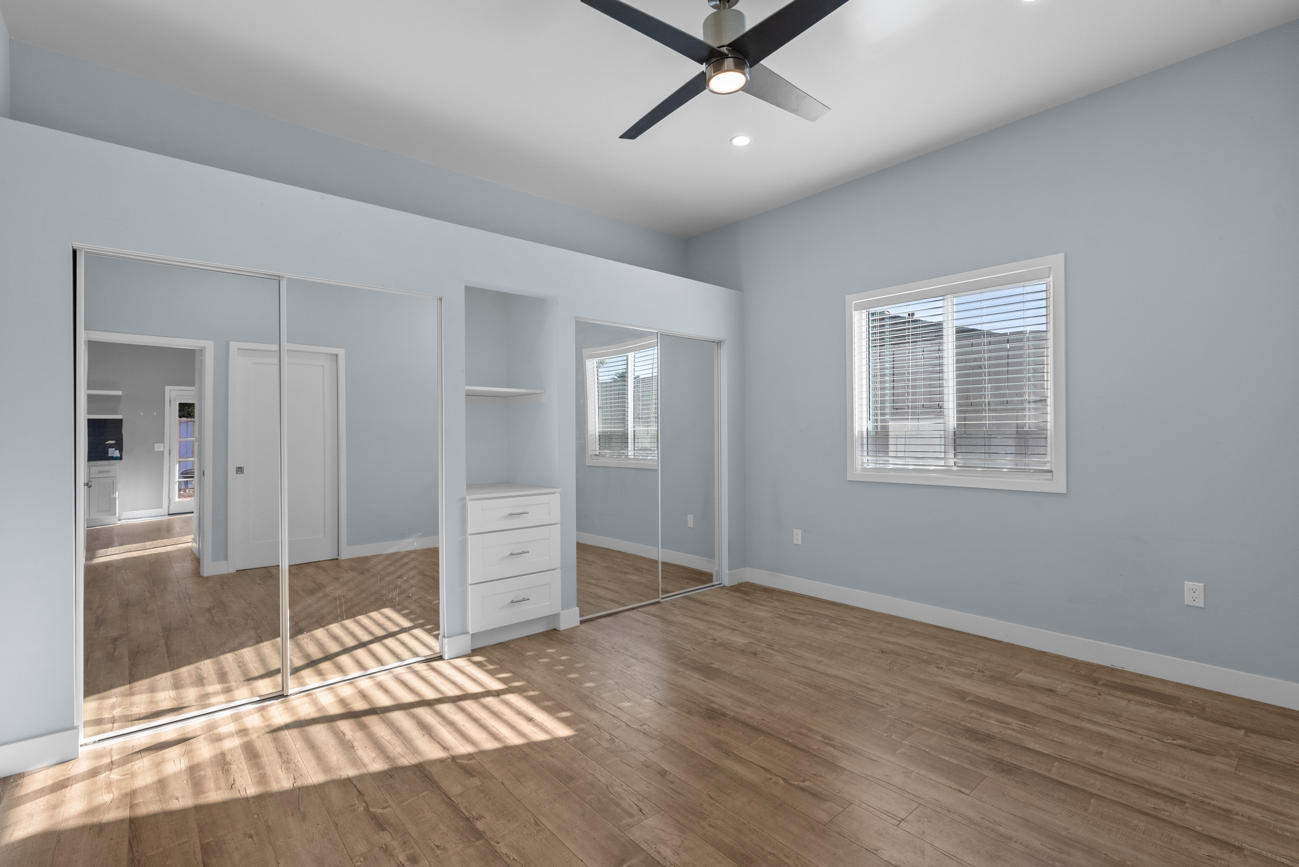 6927 Cozycroft Ave – photo 3