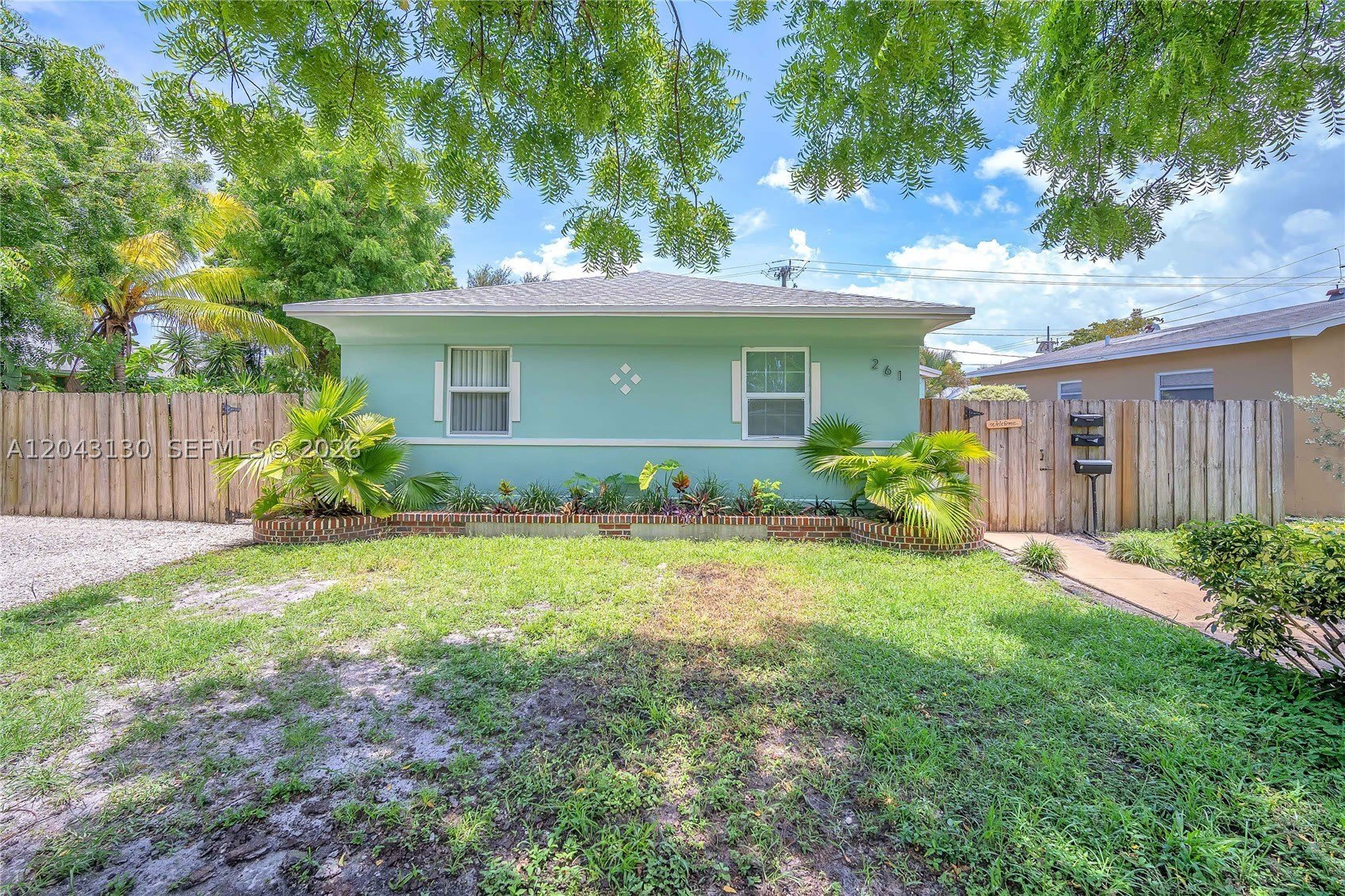 261 SW 15th St – photo 1