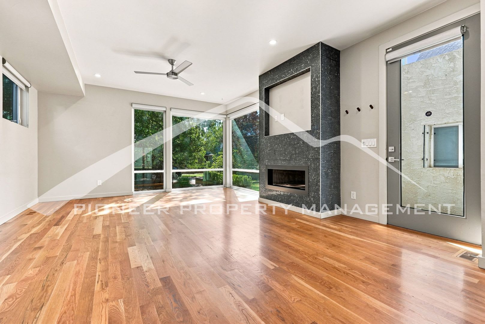 Lovely Single Family Home With Central Ac Rooftop Patio And A 2 Car Garage – photo 4