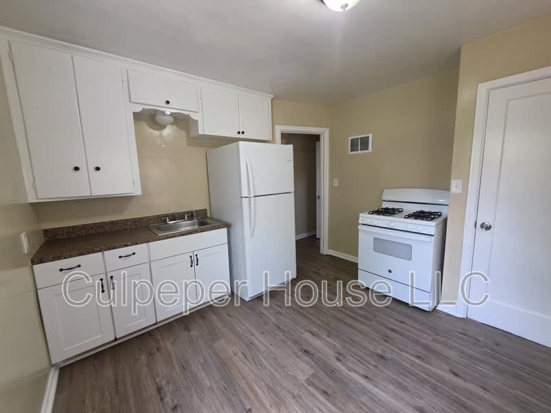 1030 Hawk St – photo 2