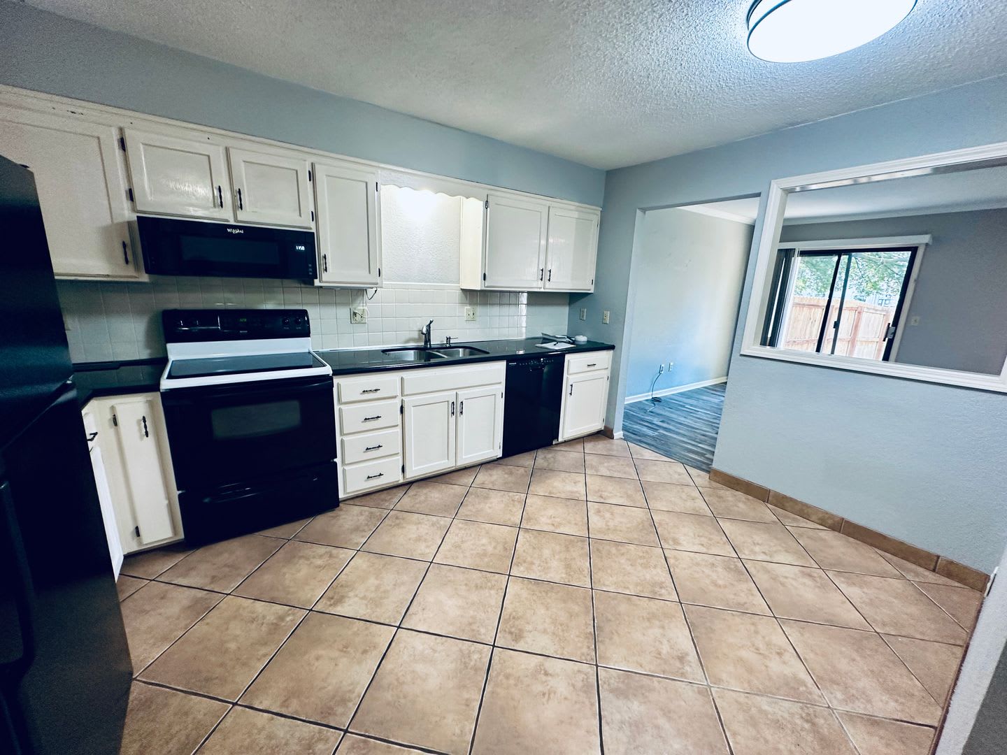 1423 Updated Townhome Two Car Garage Fenced Yard Lawncare Included – photo 3