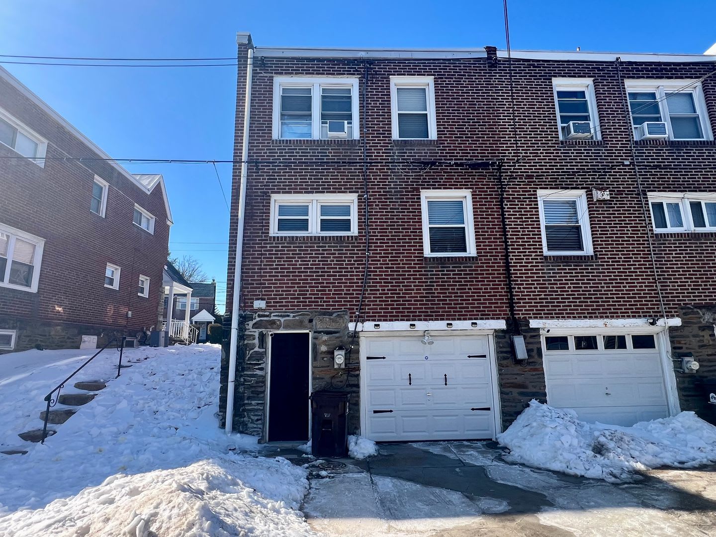 Stunning 3-Bed Twin Home in Lansdowne! Available May 1st! – photo 3