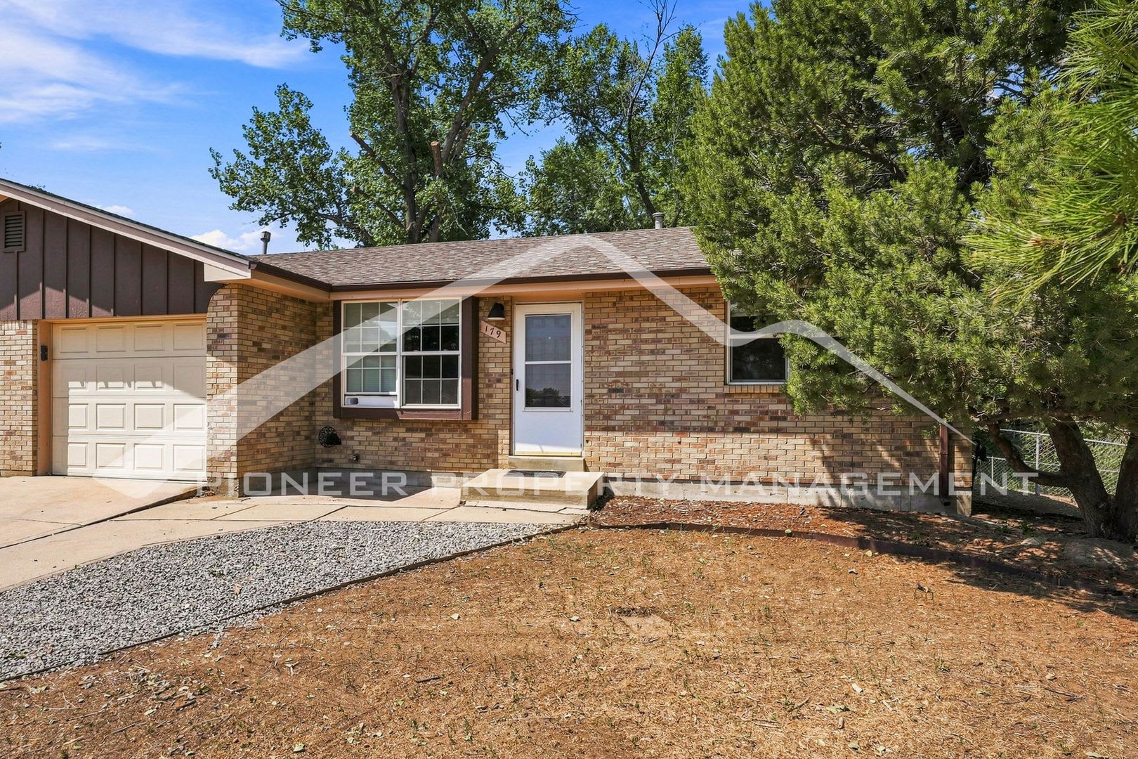 Charming 1 2 Duplex On Quiet Cul De Sac With Fenced Yard – photo 2