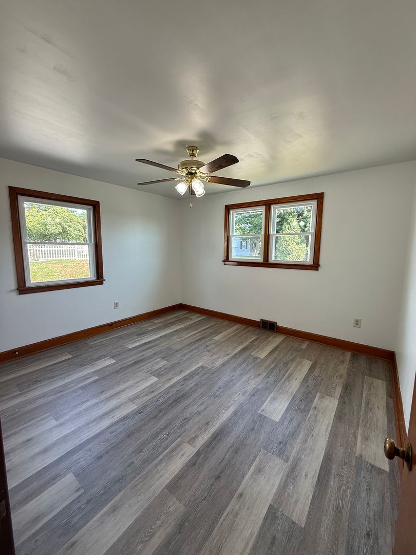 Charming 4-Bedroom Cape Cod Home with Spacious Yard & Storage – photo 4