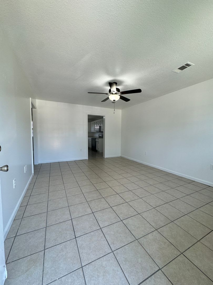 2 BED / 1 Bath Apartment in Truman. READY NOW! – photo 3