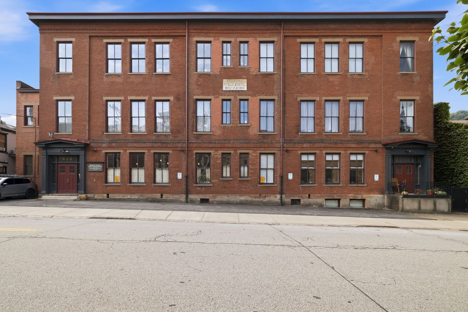 *Beautifully Updated &amp; Unique 1BD/2BA Condo Unit Available in South Side* – photo 1