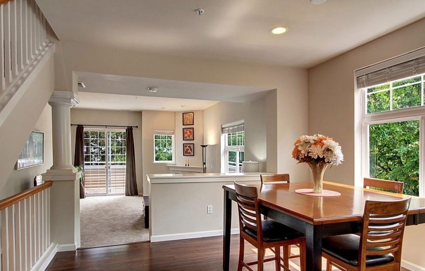 Bellevue Townhouse!!! – photo 2