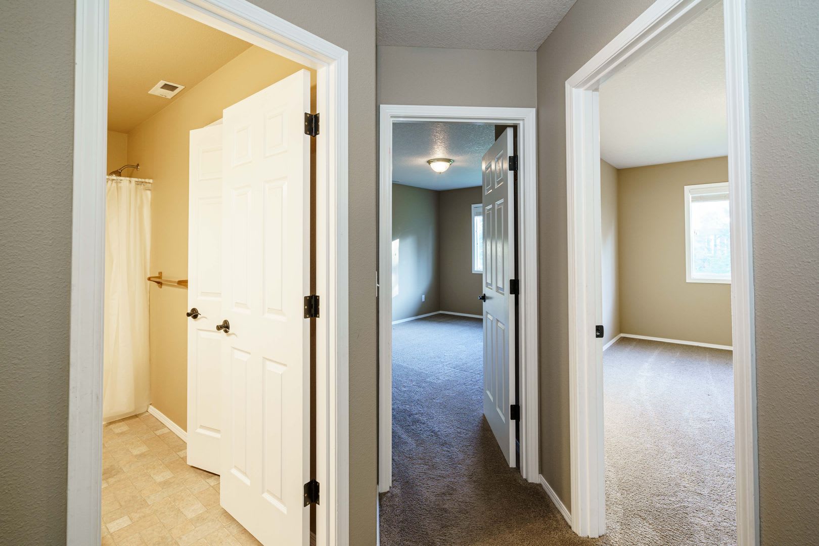 3 Bedroom 2.5 Bath Duplex -Quick Easy Access to SR 14 – photo 3