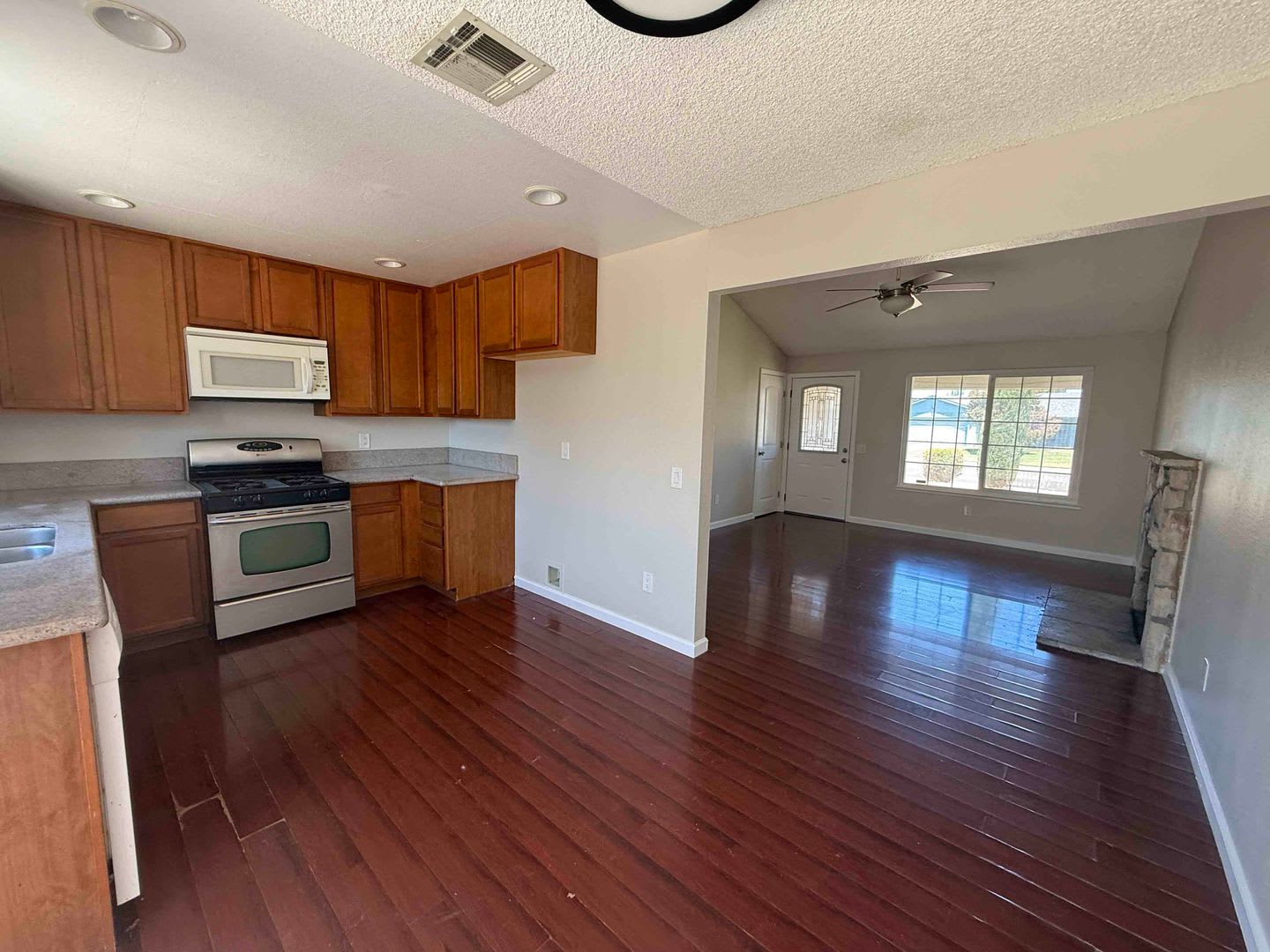 Single Story 4 Bedroom – photo 3