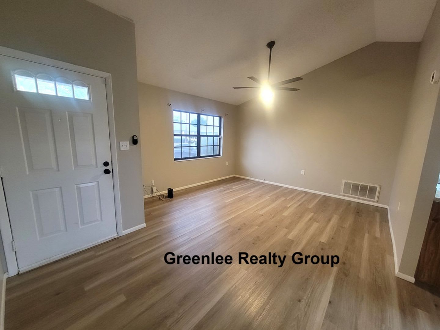 Don't miss this 2 Bed/ 1 Bath home in Holiday Lake Estates! – photo 2