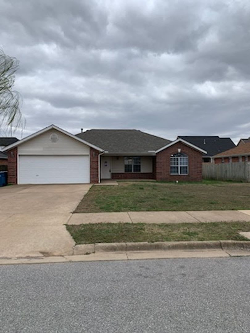 Getting Ready For You Beautiful Bentonville Home With Spacious Backyard 2 Car Garage – photo 2