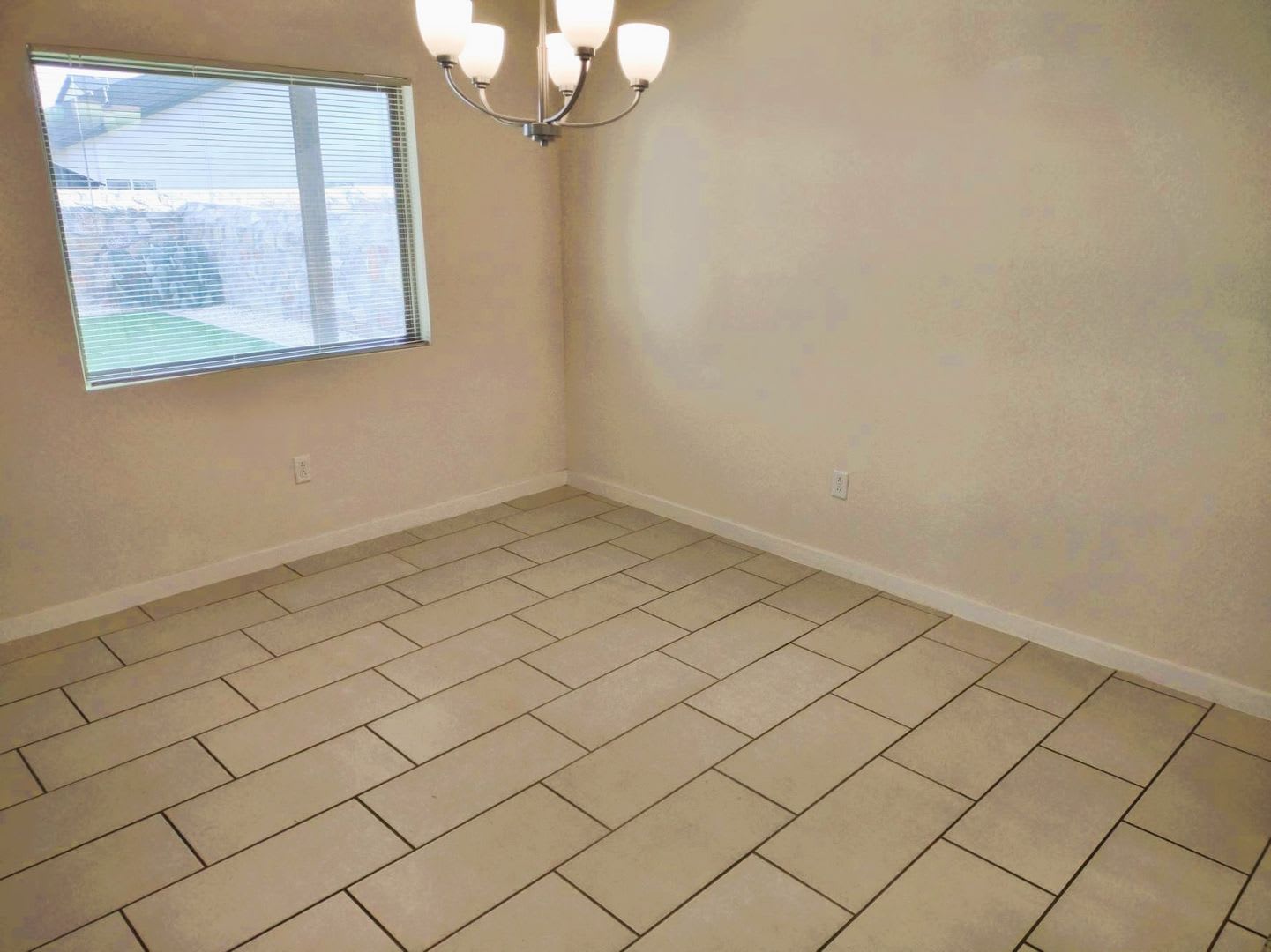 Fabulous Single Level Eastside Home With Refrigerated Air Located In Quiet Neighborhood – photo 5