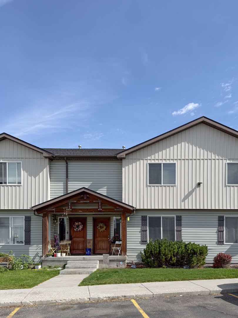 Charming 3 Bed 1.5 Bath Townhome in Rexburg! – photo 1