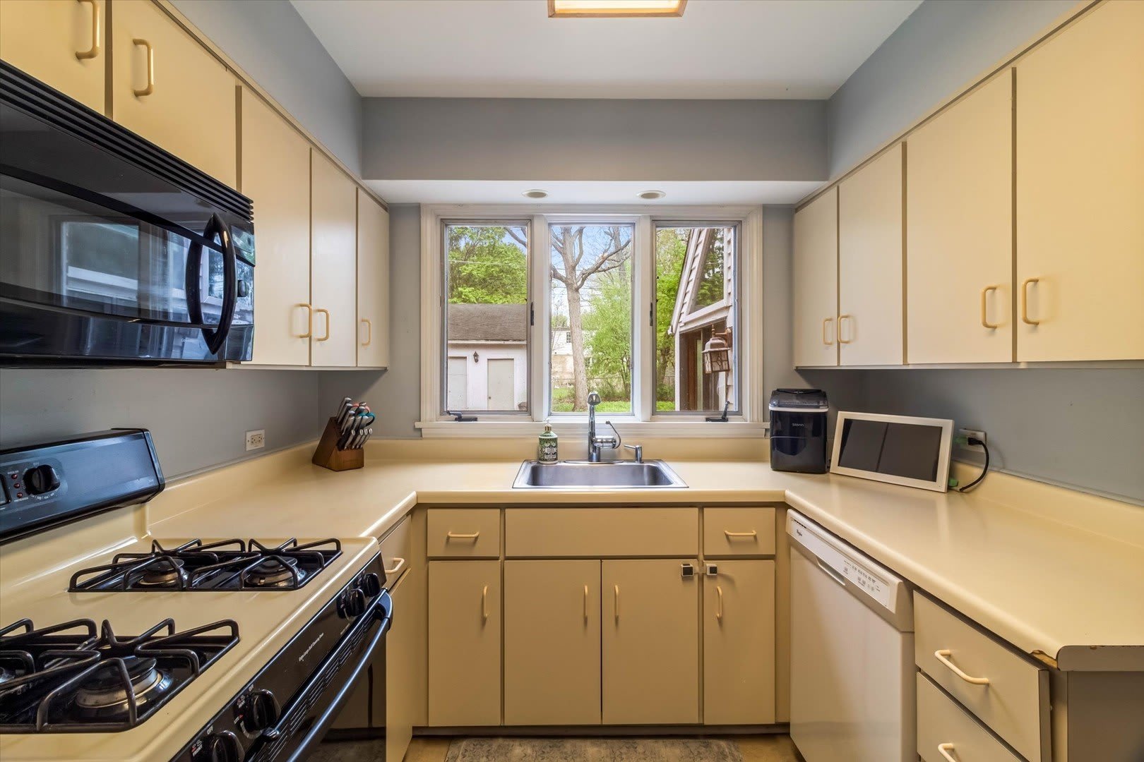 745 Greenview Place – photo 4
