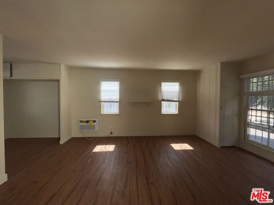 1306 1/2 S Mansfield Ave – photo 2