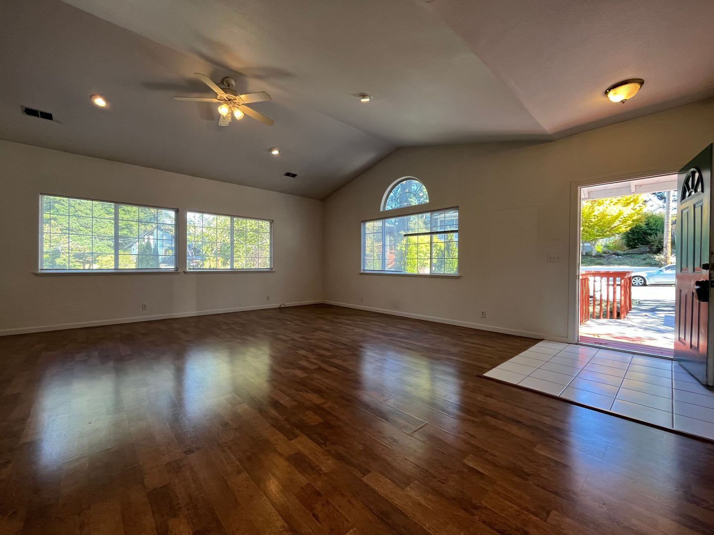 Spacious 3 Bedroom 2 5 Bathroom W Bonus Room And 2 Car Garage – photo 2