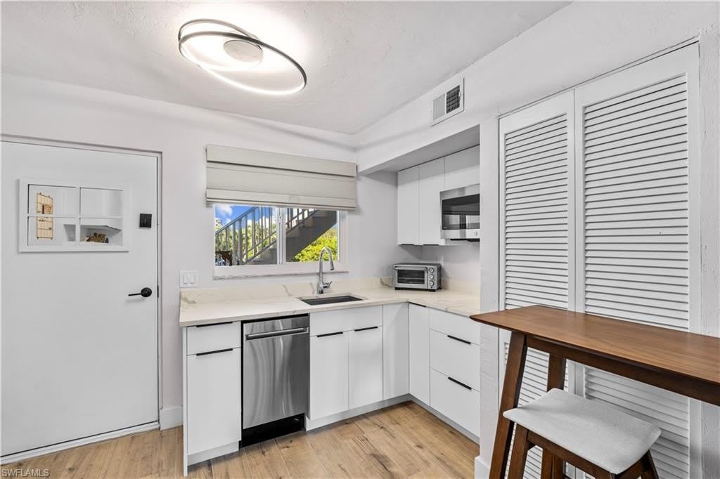 377 Vanderbilt Beach Rd – photo 4