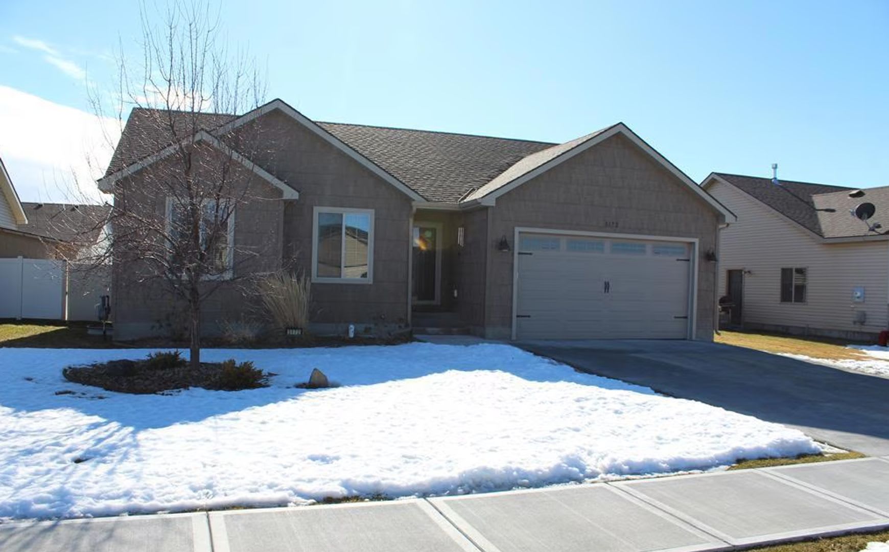 SPACIOUS MODERN 6 BED 3 BATH HOME IN IONA! – photo 2