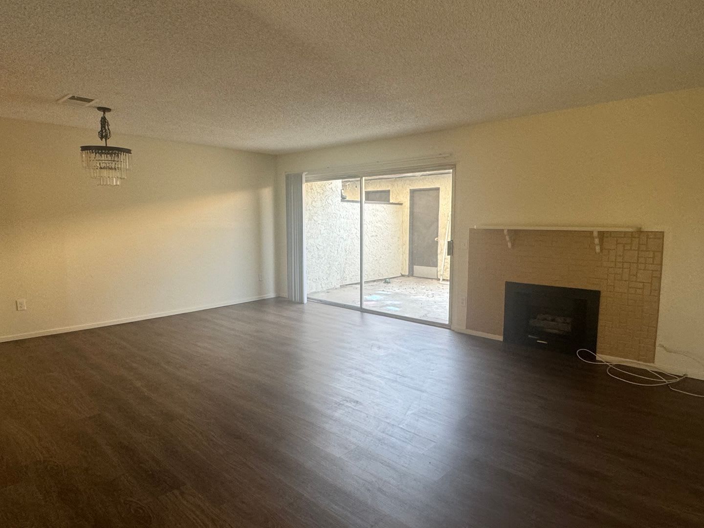 3 bedroom 2 bathroom Condo in Riverside – photo 3