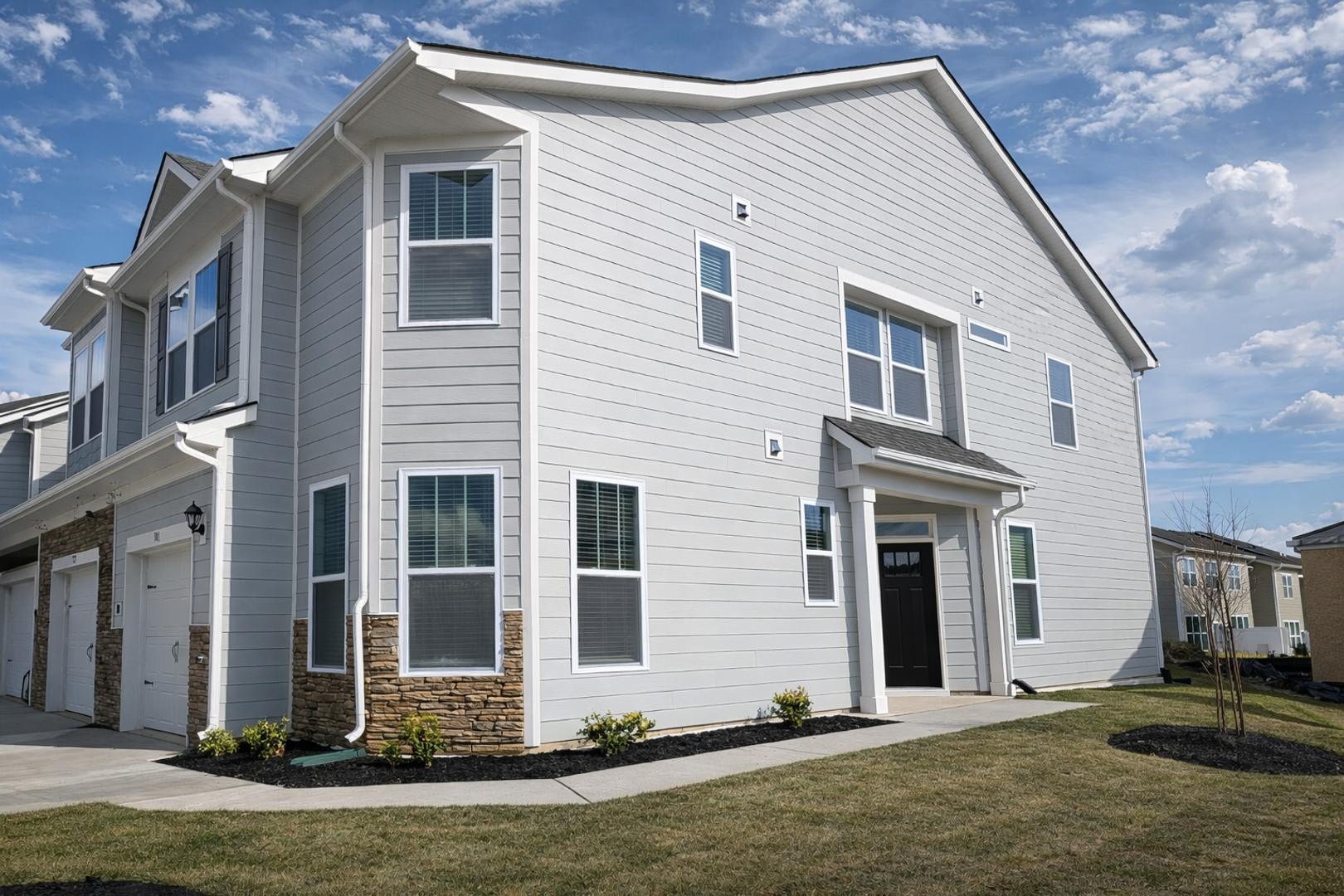*** ONE MONTH FREE RENT w/ 12 MONTH LEASE*** New Construction Home-Hendersonville – photo 1