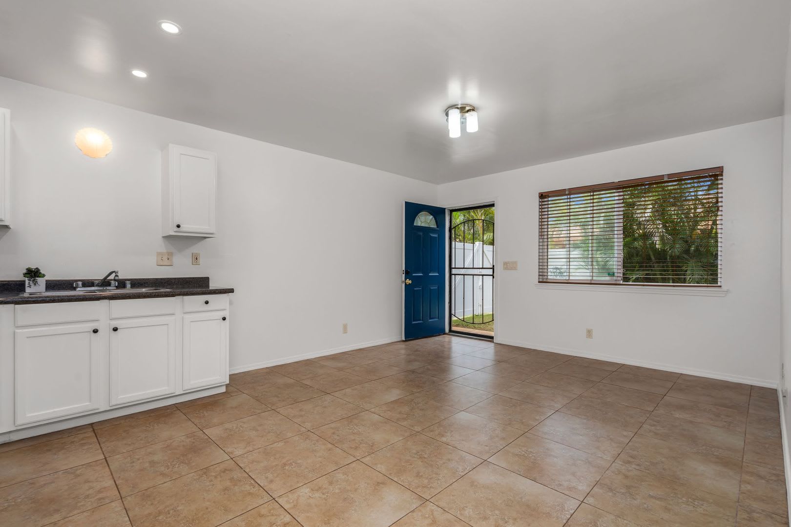 Unfurnished, 1 Bedroom/1 Bath, Ohana – photo 3