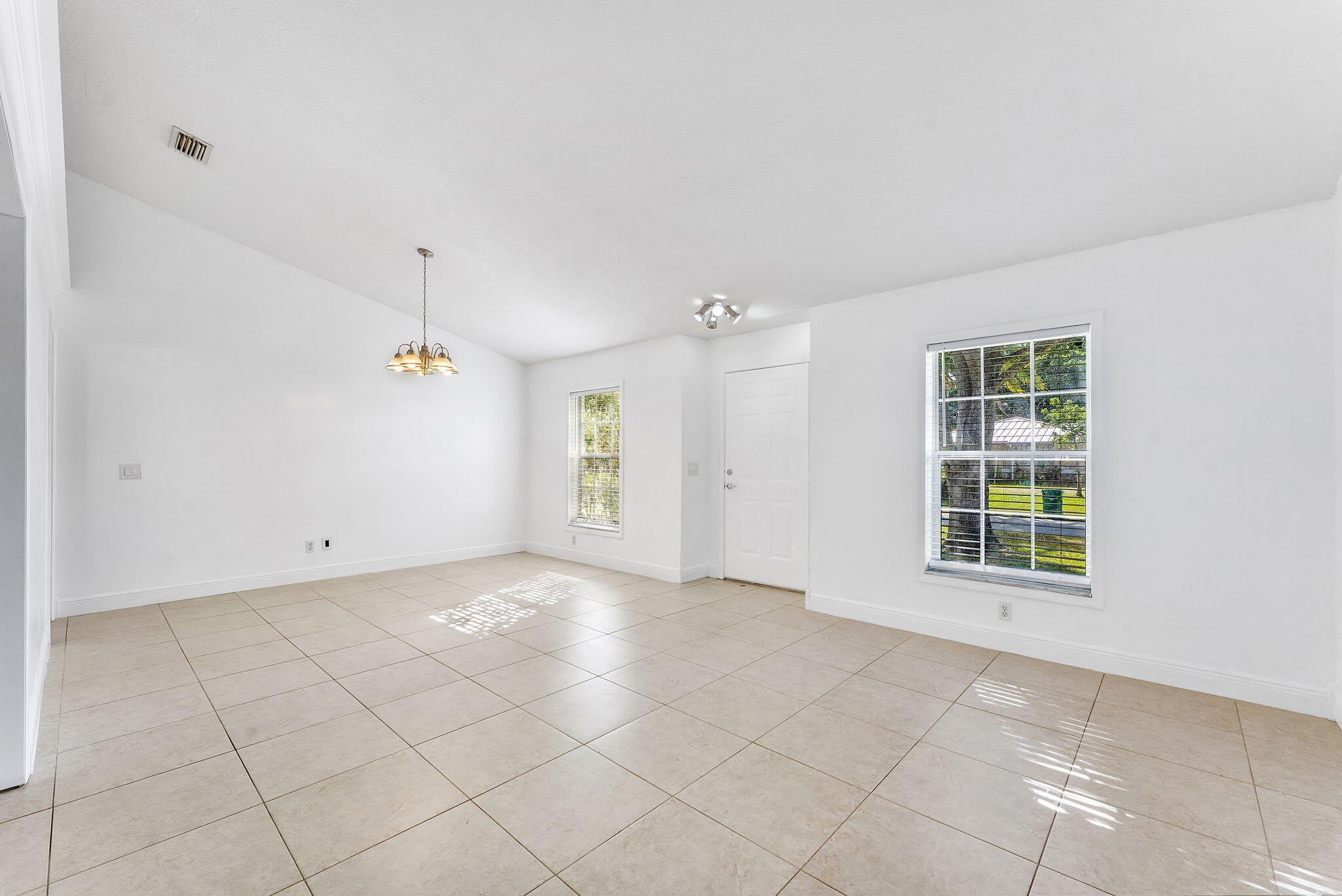 655 SE RON RICO Terrace – photo 3