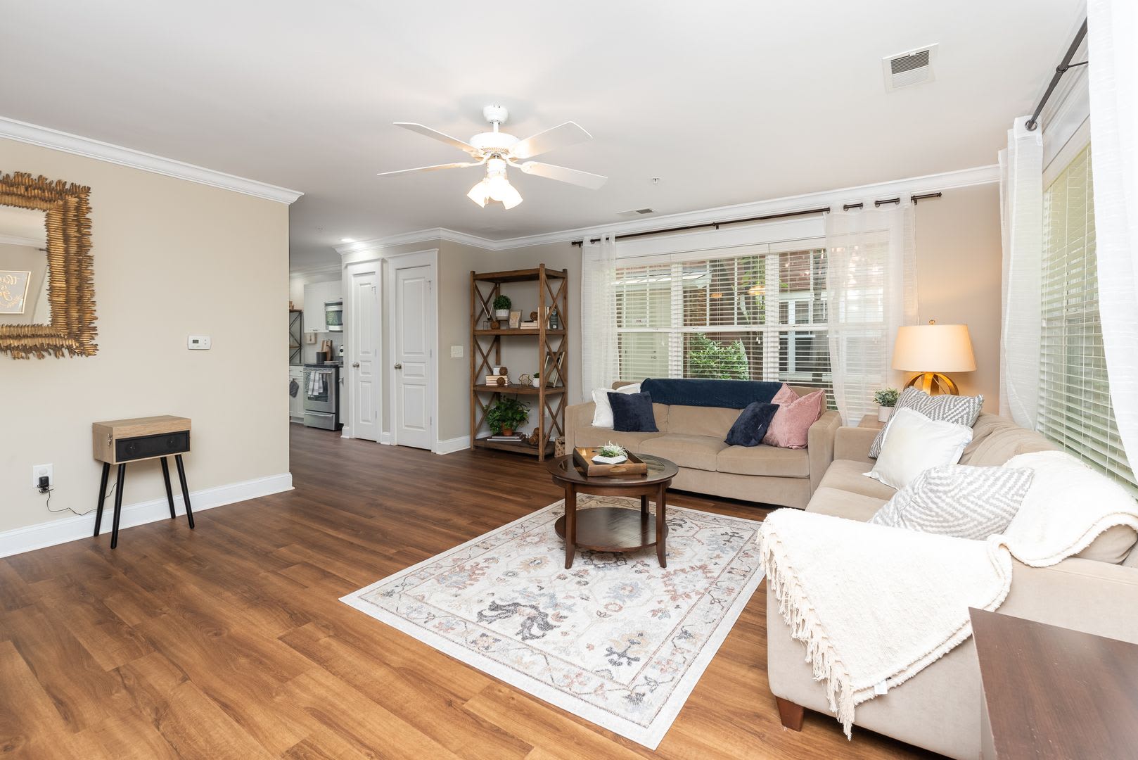 3 Bedroom Flat End Unit Apartment Available At Woodlands With 500 Deposit And 1 Month Free With Flexible Move In Date Set Up Your Tour Today – photo 2