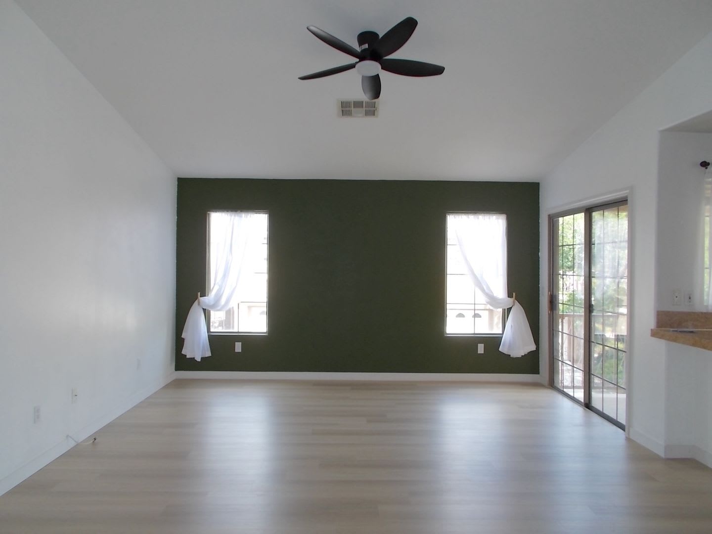 Move-In Ready 2BD/2BA Corner-Unit Condo in Guard-Gated Painted Desert! – photo 4