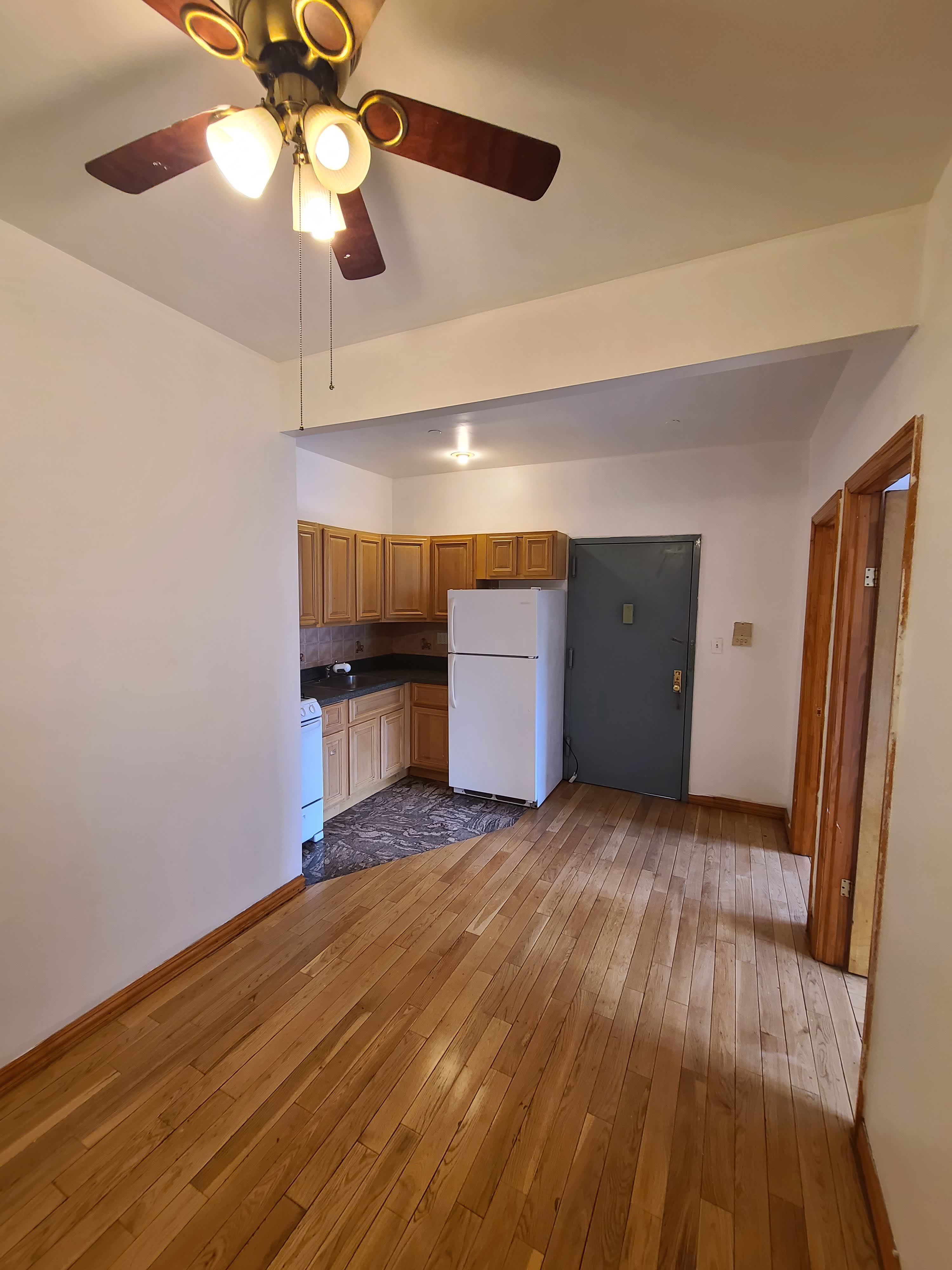 207 Woodpoint Road – photo 4