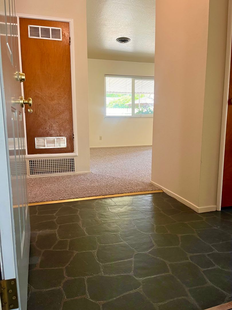 3 Bedroom Home with a Backyard!! – photo 5