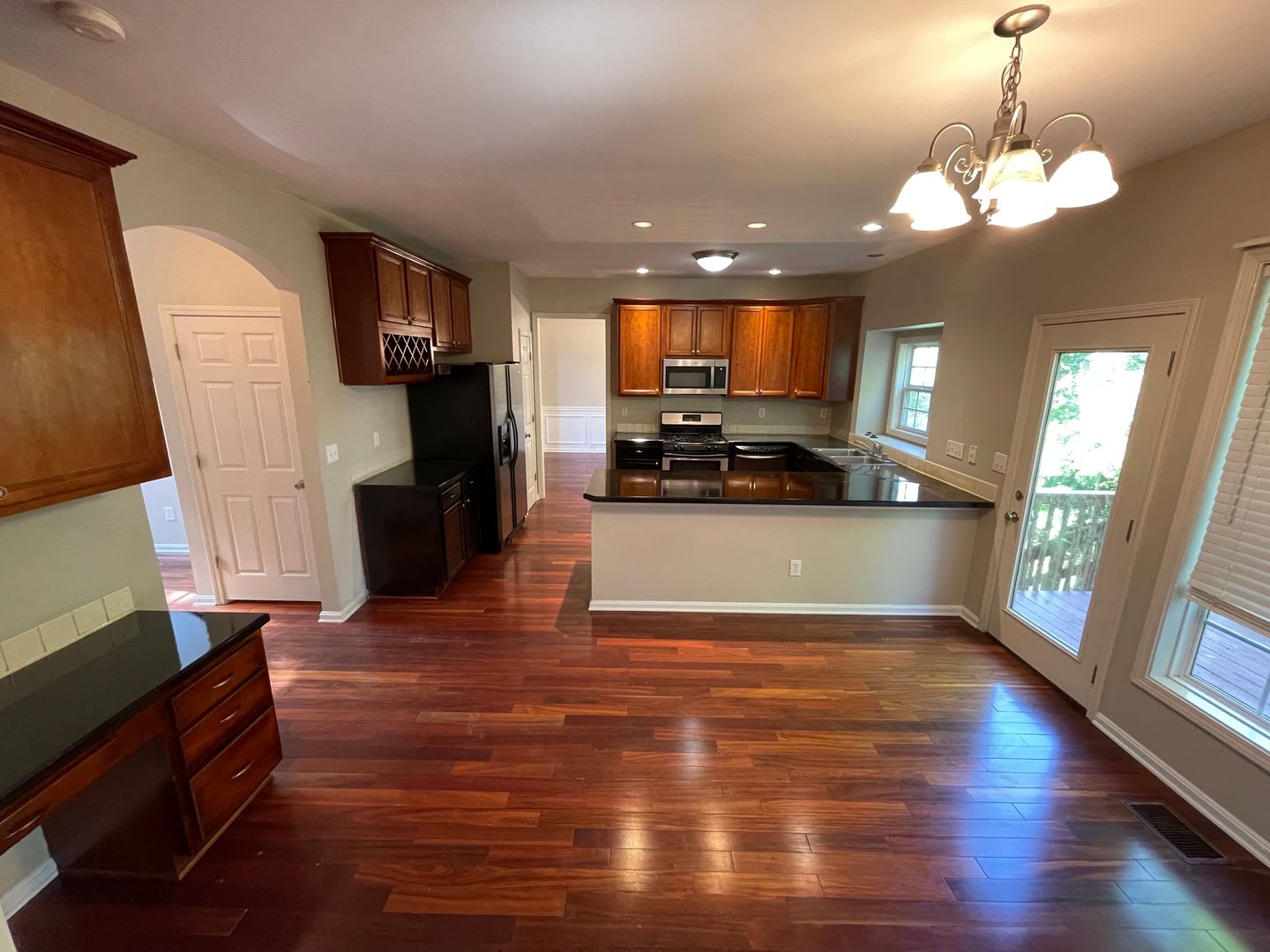 Large Home with Finished Basement & Wet Bar For Rent – photo 2