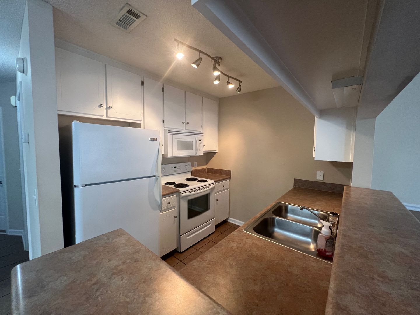 205 Wakefield Way, Enterprise – photo 3