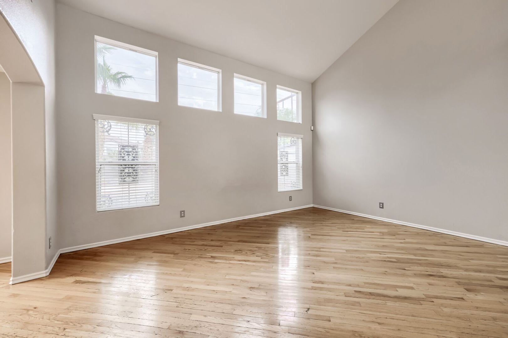 Spacious 3 Bedroom Home With Loft Backyard Retreat – photo 4