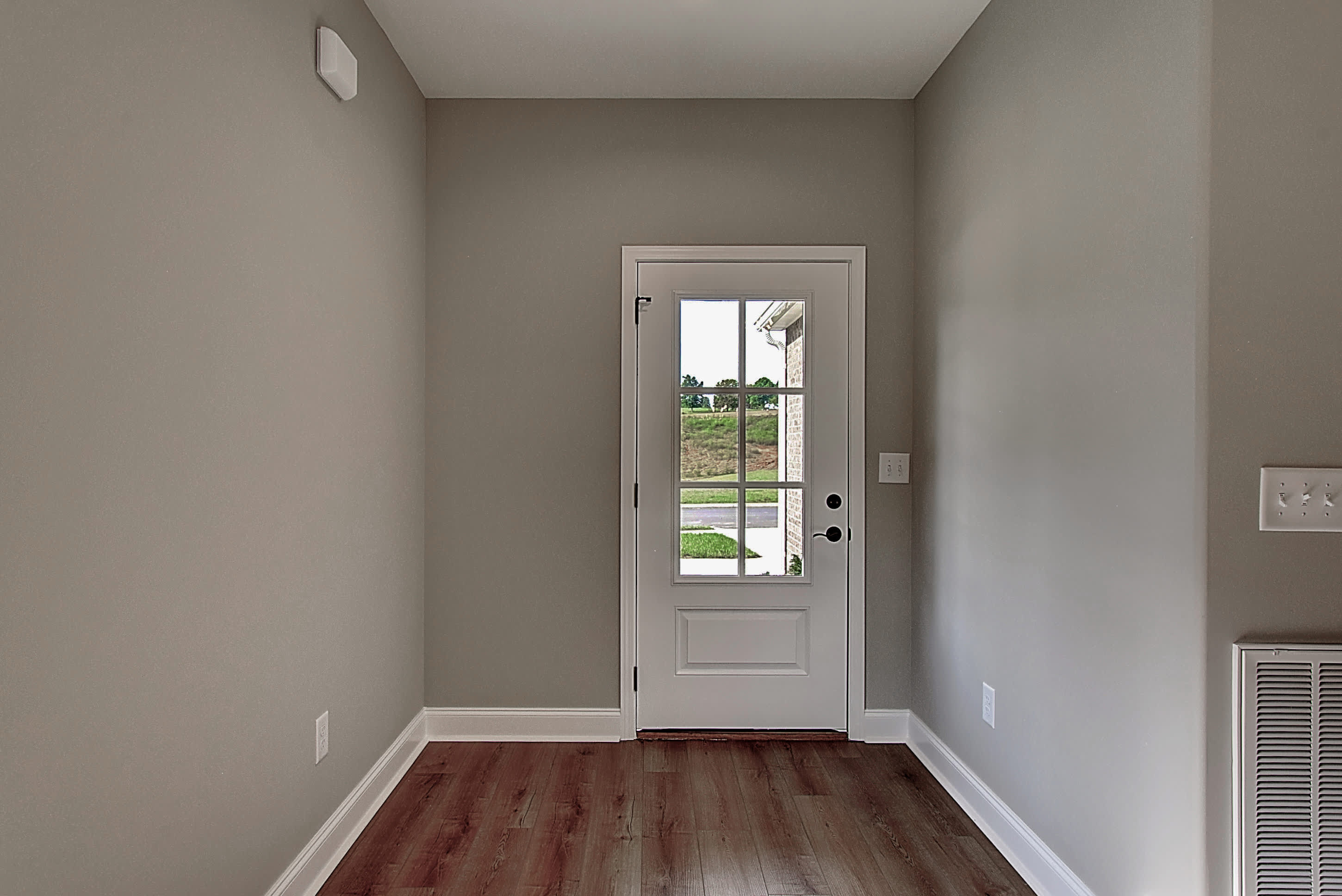 209 University Pkwy – photo 1