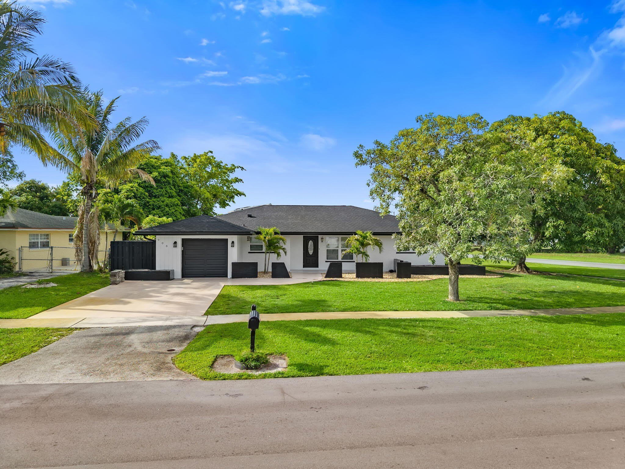 908 Hibiscus Drive – photo 1