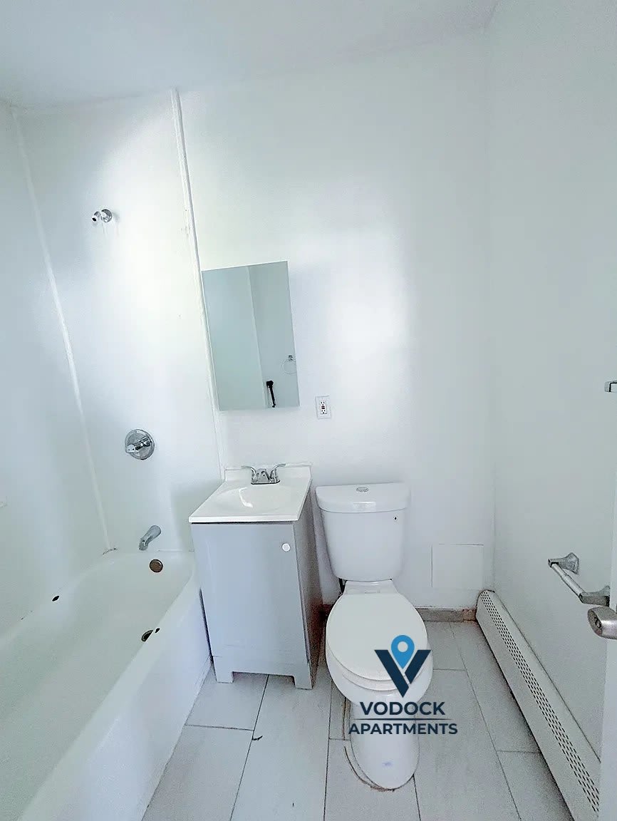 82 Rowe Ave – photo 3
